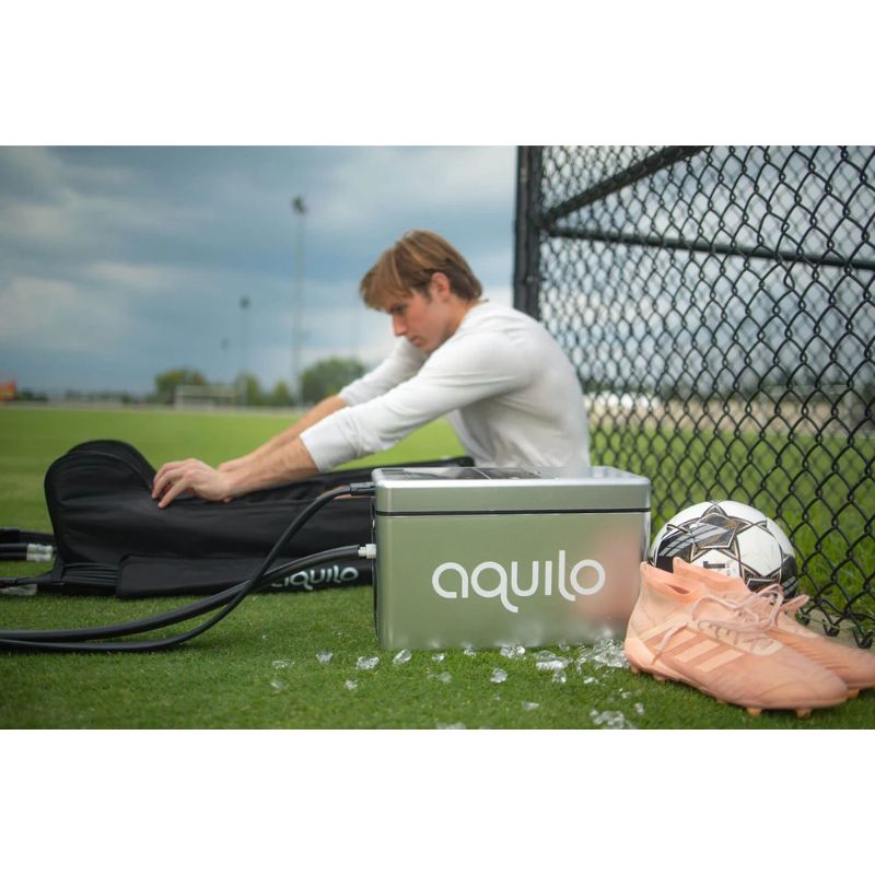 AquiloColdCompressionLegSleevesInBlackColourwithAthleteUsingitOutdoor