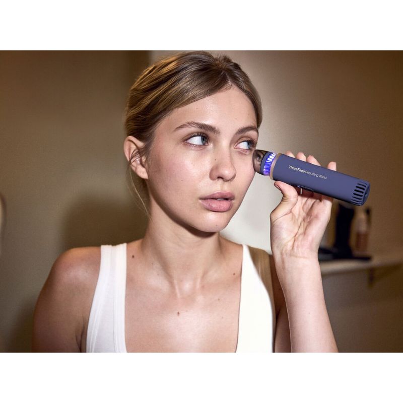 TherabodyTheraFaceDepuffingWandwithfemaleusingthecold setting