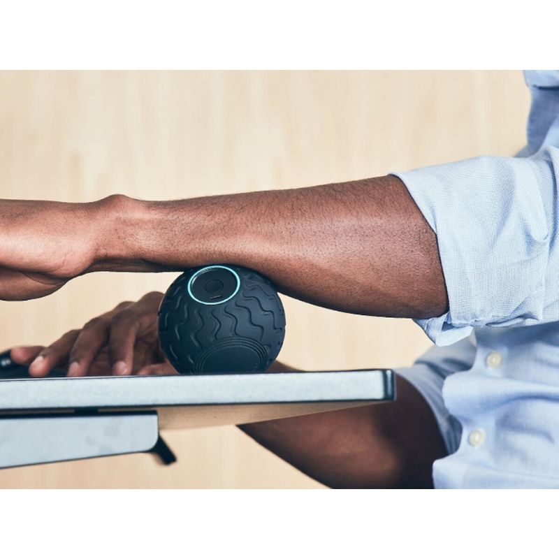 TherabodyWaveSoloVibrationTherapyBallInBlackColourMaleusingittohisforearm